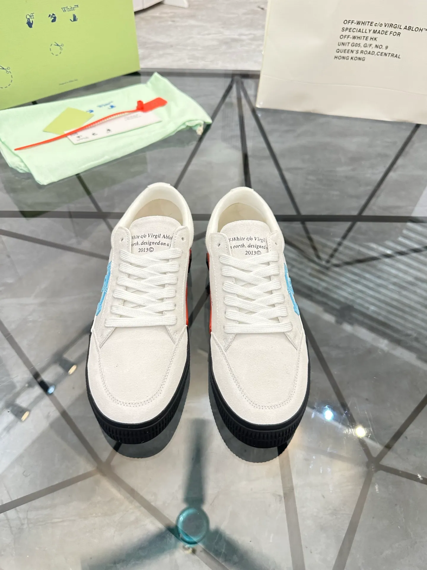 Selling men's shoes 💰: 💰P440¥ Product trademark: OFF WHITE * "OFF WHITE*" low-top casual shoes Regular size: 35-45 (can be customized to 46) Couple style Product materials: imported nubuck leather upper spliced ​​with original fabric, breathable lining, original outsole. No.: H203